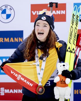 Mit dem Verfolgungssieg holt sich Lou Jeanmonnot auch das gelbe Trikot zurück.