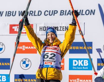 Fast sechs Jahre nach ihrem ersten Weltcupsieg in Ruhpolding holt sich Franziska Preuß ihren zweiten Titel in einem Einzelrennen.