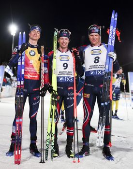 Sturla Holm Laegreid gewinnt den Massenstart vor Eric Perrot und Vetle Christiansen.