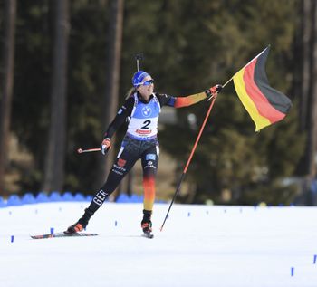 Mit der deutschen Fahne gings für Franziska Preuß über die Ziellinie zum WM-Titel.