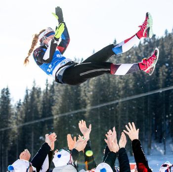 Eine fliegende Siegerin: Marketa Davidova aus Tschechien.