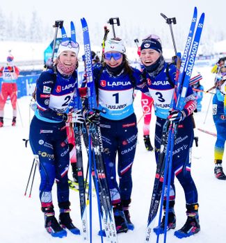 Strahlende Französinnen: Wie im Sprint belegen sie auch in der Verfolgung alle drei Podestplätze.