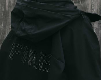 Eyecatcher bei den modischsten Styles der neuen Kollektion: schwarze Swarovski Kristalle