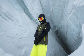 Die lässige IVO besteht aus funktionalem 4-Way-Stretch mit zwei Lagen.
