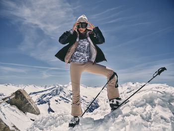 Der First Layer Margo im Camouflage-Muster setzt Akzente auf der Piste.