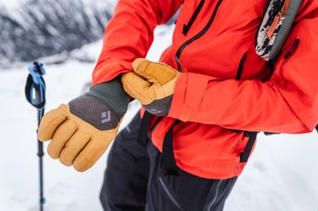 GORE-TEX®-Einsatz und PrimaLoft® Gold Cross Core-Isolierung der Impulse Gloves versprechen Wärme und Komfort.