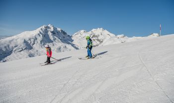 Kinder unter 6 Jahren erhalten einen kostenlosen Skipass.