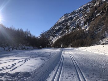 Die Loipen führen entlang der Saaservispa durch die Winterlandschaft.