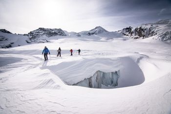 Die Erlebnistour führt dich mit Schneeschuhen über den Feegletscher.