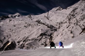Rodeln macht auch nach Sonnenuntergang einen Riesenspaß.