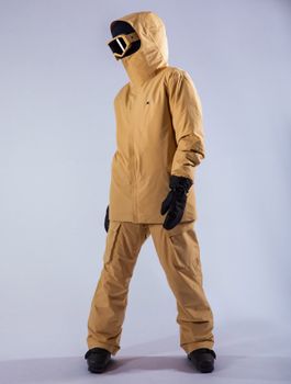 Das komplette Outfit überzeugt durch sein schlichtes Design.