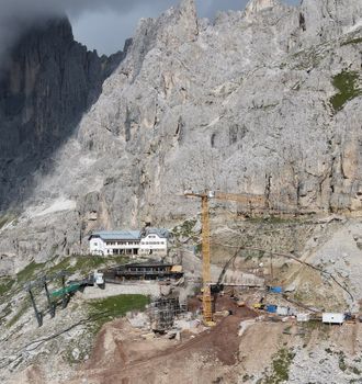 Die Bauarbeiten am Fuße des Rosengartens sind Anfang Mai gestartet. Die neue, unterirdische Bergstation wird sich etwas unterhalb der alten Sesselbahn-Bergstation befinden.
