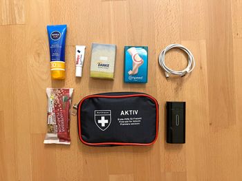 Sonnencreme, Lippenpflege und Taschentücher sollten auf der Piste nicht fehlen.