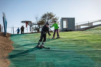 Mehrere Lifte bringen die Skifahrer nach oben.