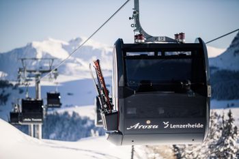 In geschlossenen Seilbahnen muss in der Schweiz eine Maske getragen werden. Sesselbahnen und Schlepplifte sind ausgenommen.