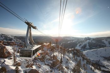 Lifts are standing still in the Californian resort of Squaw Valley due to the coronavirus spread.