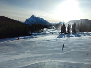 To ensure that there is enough space in the ski area, as here at Mount Norquay, ticket capacities are limited.