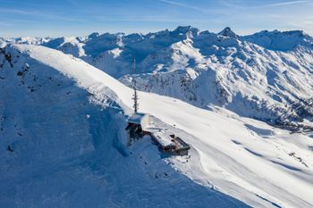 Die Bergstation auf der Lagalb auf 2893 m Höhe – ein beeindruckender Blick auf die Schweizer Alpen.