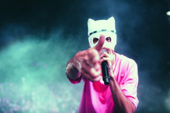 Die weiße Pandamaske ist das Markenzeichen des Deutschrappers.