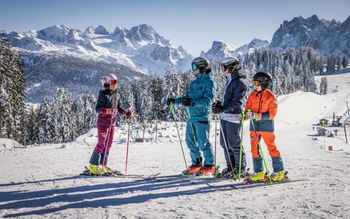 In Dachstein West erwarten dich winterliche Abenteuer für die ganze Familie.