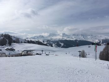 Schon am Freitag verdichtet sich der Himmel über Alta Badia. Am Samstag kommt es hier zu anhaltenden Schneefällen.