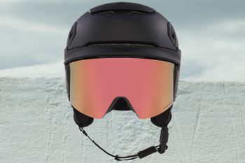 Der erste Visierhelm von Oakley verbindet das Know-how aus den Bereichen innovative Sportbrillen und sichere Helme.