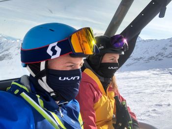 In der Schweiz sind nur medizinische Masken oder industriell gefertigte Textilmasken (Community Masks) in den Skigebieten zulässig.