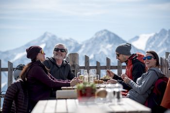 Eine ausgedehnte Pause mit Tiroler Schmankerl und bester Aussicht habt ihr euch jetzt redlich verdient. Hier im Bild die Schneekarhütte Penken in Mayrhofen.