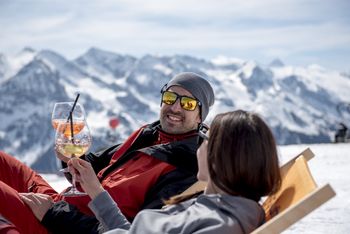 Den perfekten Skitag im Liegestuhl ausklingen lassen...