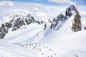 Der „Weiße Rausch“ bildet den spektakulären Höhepunkt der Skisaison in St. Anton am Arlberg.