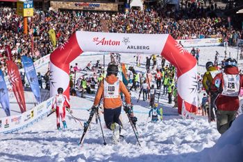 Im Ziel am Galzig Skicenter mitten in St. Anton werden die Teilnehmer von den vielen Zuschauern erwartet.