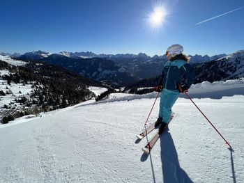 Sieh nach, ob der Weg frei ist, bevor du nach einem Halt wieder anfährst.