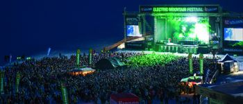 David Guetta heizt die Menge auf dem Electric Mountain Festival 2015 ein