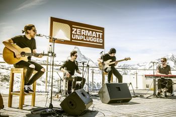 Beim Zermatt Unplugged spielen die Bands schon Mittags in der Sonne