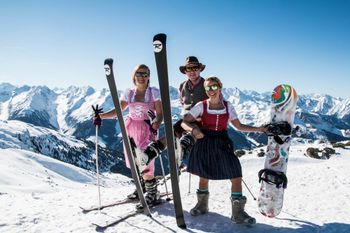 Richtig fesch gehts in der Zillertal Arena in Tracht zu