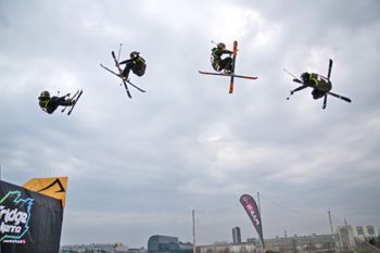 Auf dem Fridge Festival zeigen Skifahrer besondere Stunts