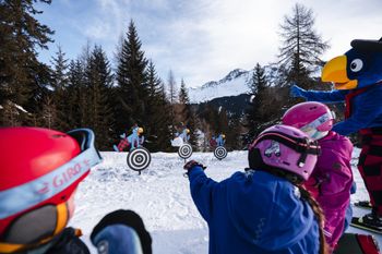 Die interaktive Themenpiste sorgt auf spielerische Art und Weise für Abwechslung. So erklärt Globi bei diversen Posten die Pistenregeln, gibt Techniktipps oder fordert zu einer Aktivität auf.