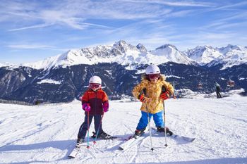 Mit viel Spaß können die Pistenflöhe das ABC des Wintersports erlernen.
