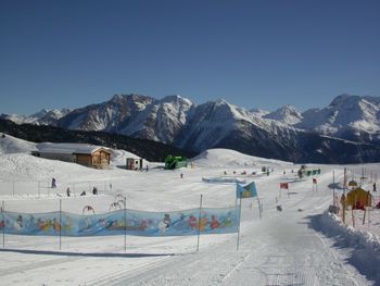 Im Hexenland auf der Belalp lernen Kinder spielerisch Skifahren.