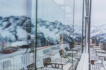 Eine ungewöhnliche Perspektive ermöglicht die große Panoramafront des Freiraums.