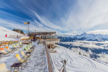 Perfekt für Selfies sind die Liegestühle am Panorahma Restaurant am Penken.