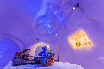 Beeindruckende Farbenspiele im Inneren der White Lounge.