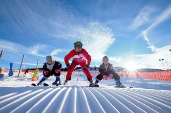 Schon in Startposition: Kinder lernen hier den sicheren Umgang auf den Skiern.