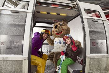 Das Maskottchen ArBär begleitet die Kleinen tatkräftig durch ihren Skitag.