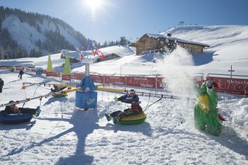 Nach dem Skikurs beim tuben im Schnee entspannen.