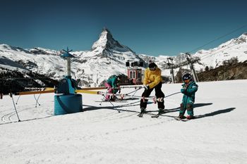 Im Wolli Anfängerpark auf Sunnegga lernen große und kleine Ski-Neulinge die ersten Schwünge auf den Brettern
