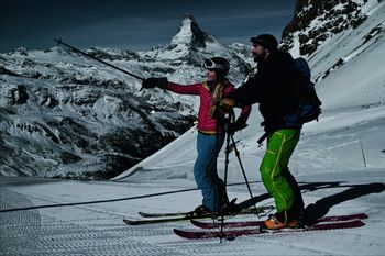Bei einer Mondscheinabfahrt am Rothorn genießt du die Pisten im romantischen Abendlicht.