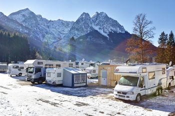 Mit dem Skibus geht's vom Camping Resort Zugspitze auf die Pisten von Garmisch-Classic.