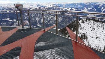 Ein besonderes Erlebnis für Klein und Groß: die spektakuläre Aussichtsplattform auf 1.600 m.