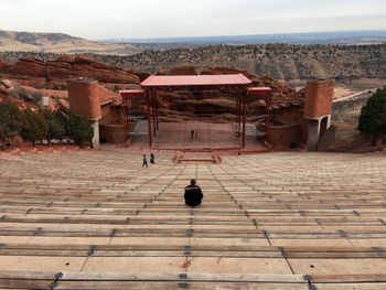 Bevor es von Denver in die Rockies geht, machen wir noch einen kurzen Zwischenstopp im Red Rocks Amphitheater.